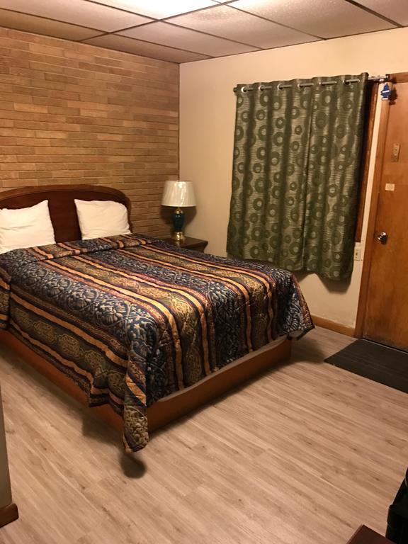 Two Rivers Lakeview Motel מראה חיצוני תמונה