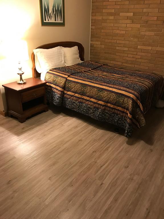 Two Rivers Lakeview Motel מראה חיצוני תמונה